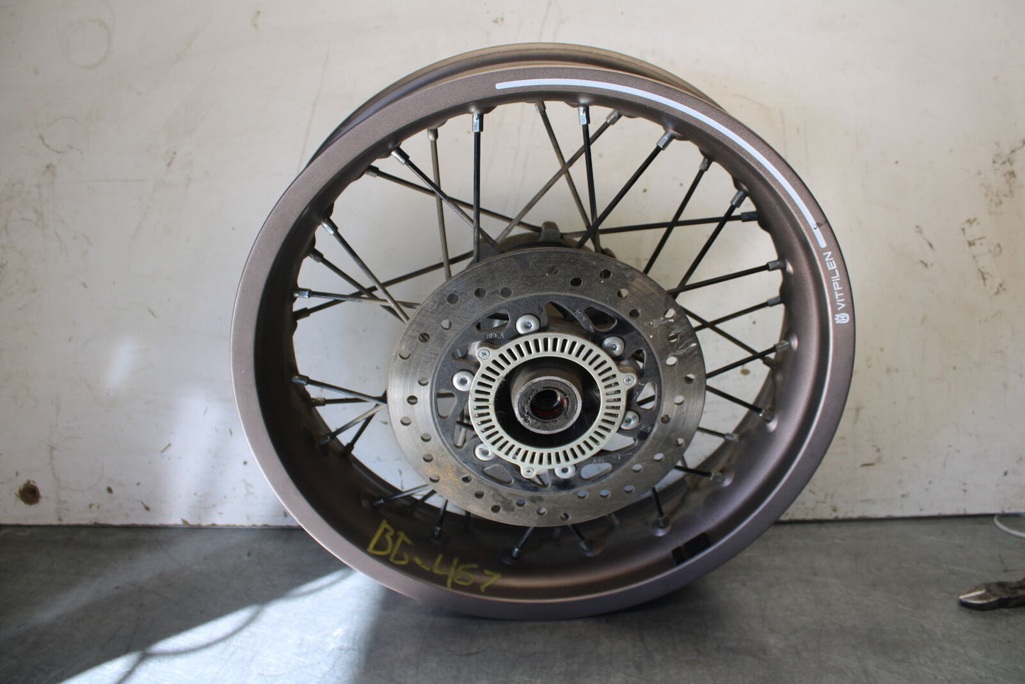 21 HUSQVARNA VITPILEN 401 REAR WHEEL BACK RIM BB467