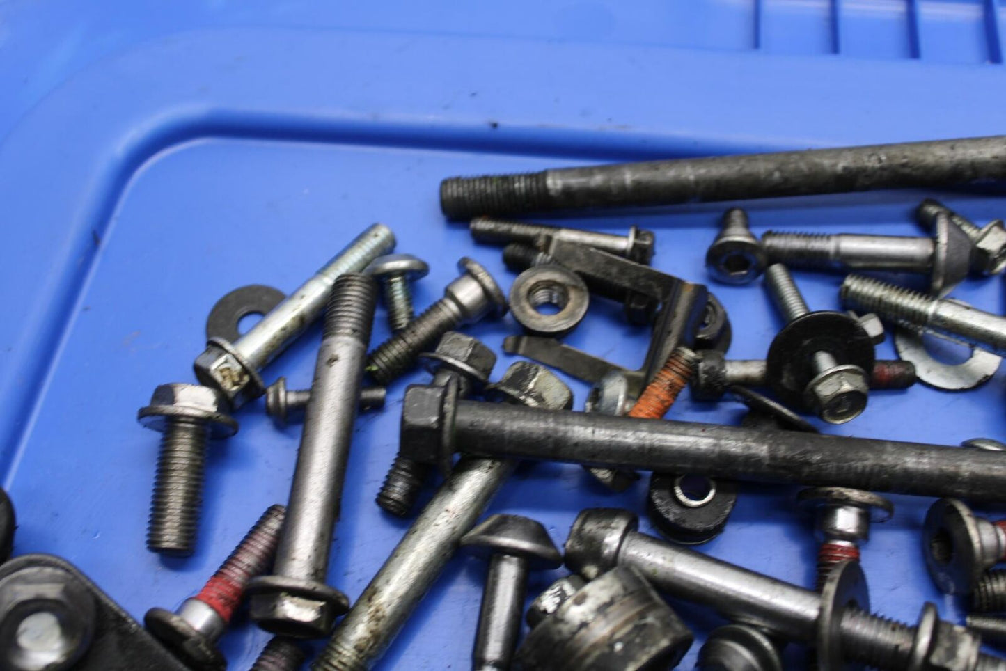 17 KAWASAKI Z900 ZR900 LEFTOVER MOUNTING BOLTS HARDWARE MOTOR BB549