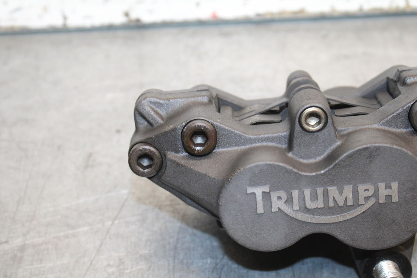 03-04 TRIUMPH DAYTONA 600 RIGHT LEFT FRONT BRAKE CALIPER SET PAIR CALIPERS BB745