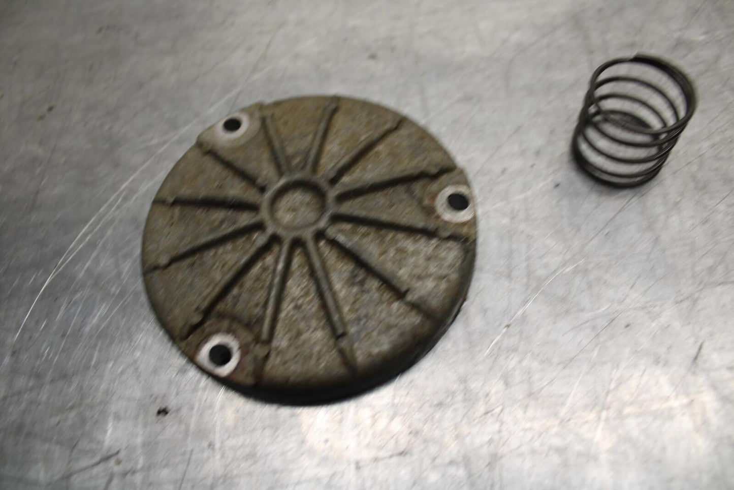 80-81 SUZUKI GS1000G ENGINE OIL FILTER COVER SPRING BB91