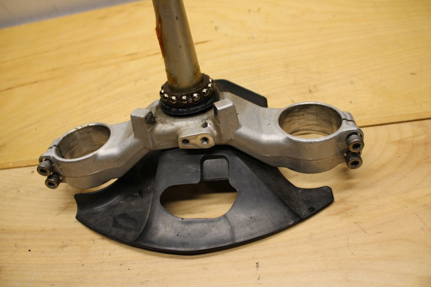 02-03 YAMAHA YZF R1 5PW FRONT FORKS CLAMP LOWER TRIPLE TREE STEM BB313