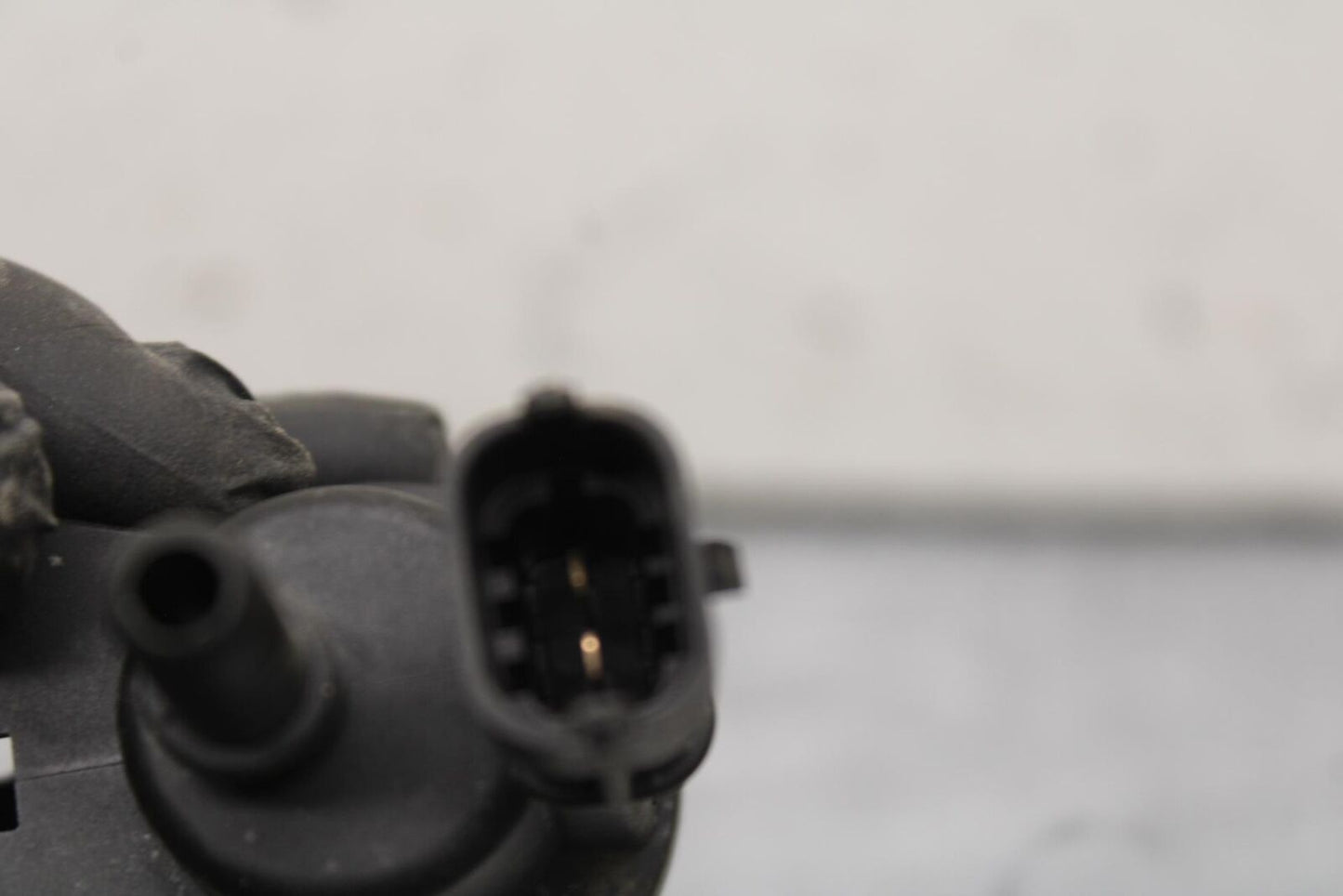 16-18 KTM 690 DUKE AIR VALVE SOLENOID TOP ENGINE SWITCH SENSOR BB631