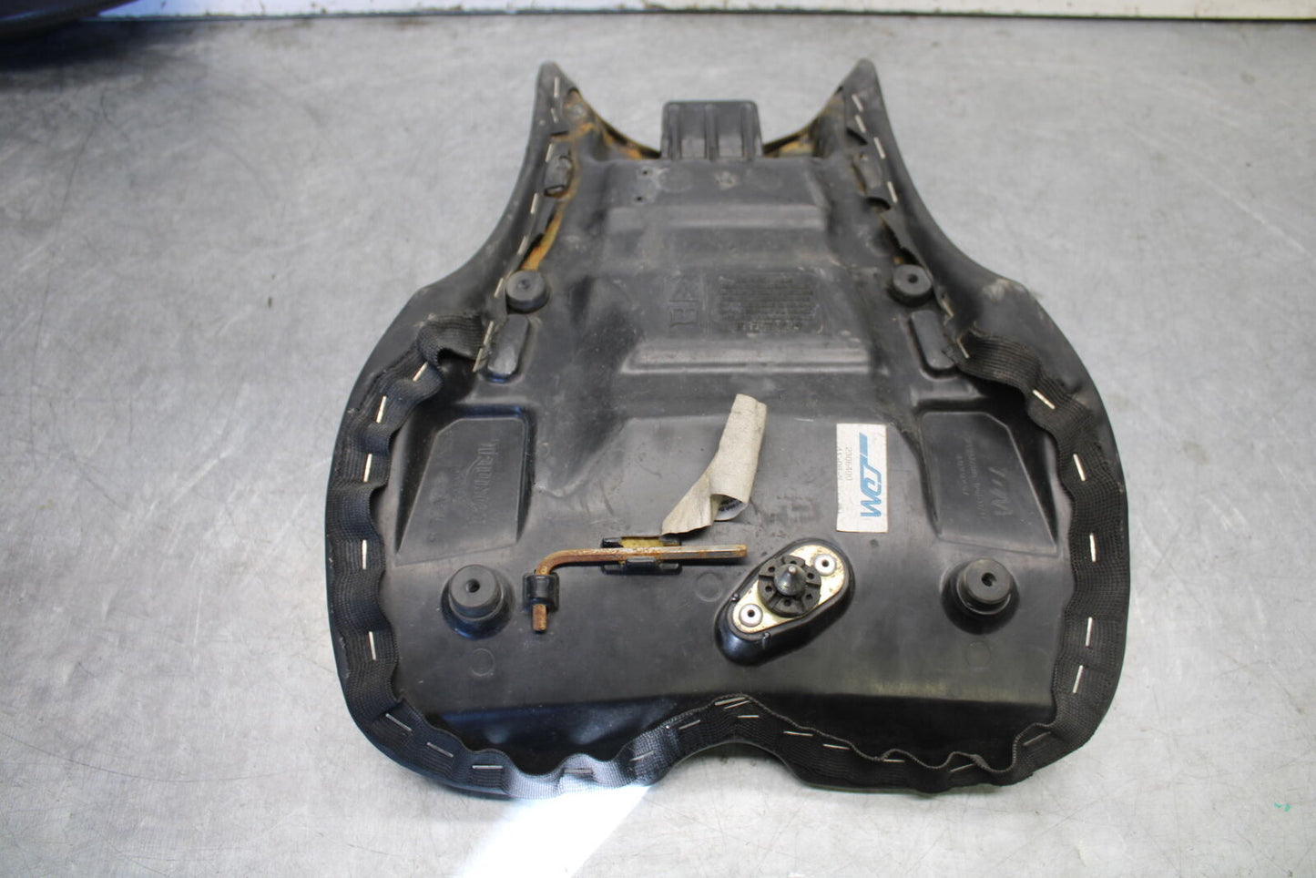 07-08 TRIUMPH DAYTONA 675 FRONT DRIVERS SEAT PAD SADDLE PILLION T2306512 BB685