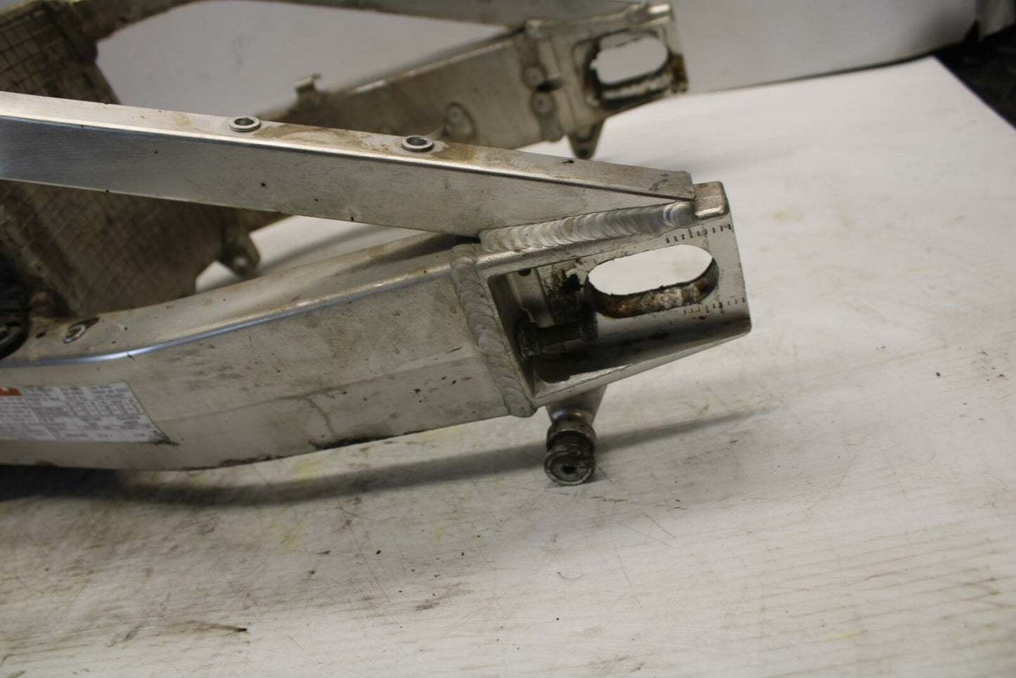 00-07 SUZUKI HAYABUSA REAR SWINGARM BACK SUSPENSION SWING ARM 61000-24F20 BB281