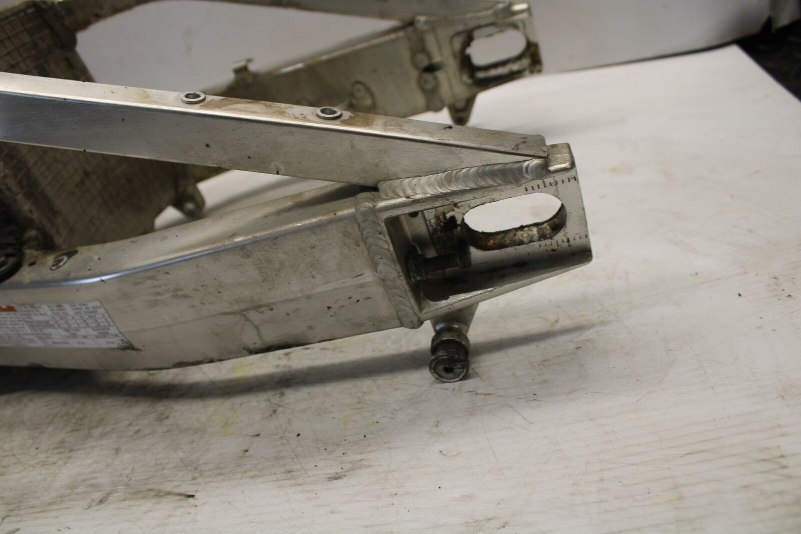 00-07 SUZUKI HAYABUSA REAR SWINGARM BACK SUSPENSION SWING ARM 61000-24F20 BB281