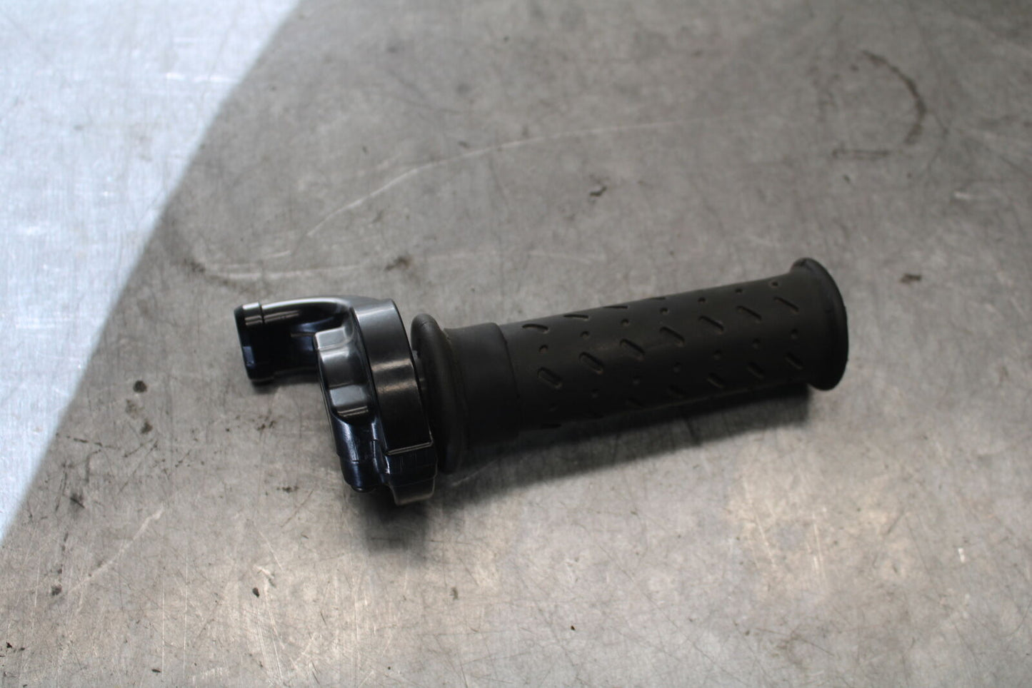 07-08 TRIUMPH DAYTONA 675 THROTTLE CABLE LINE HOUSING GUIDE BB685