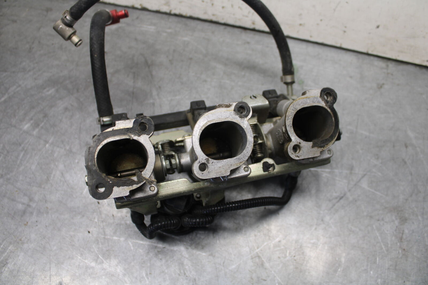 01-06 TRIUMPH TIGER 955I MAIN FUEL INJECTORS / THROTTLE BODIES BB693