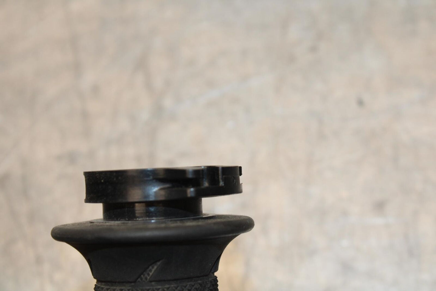 20 SUZUKI GSXR 1000 RIGHT THROTTLE GRIP BB597