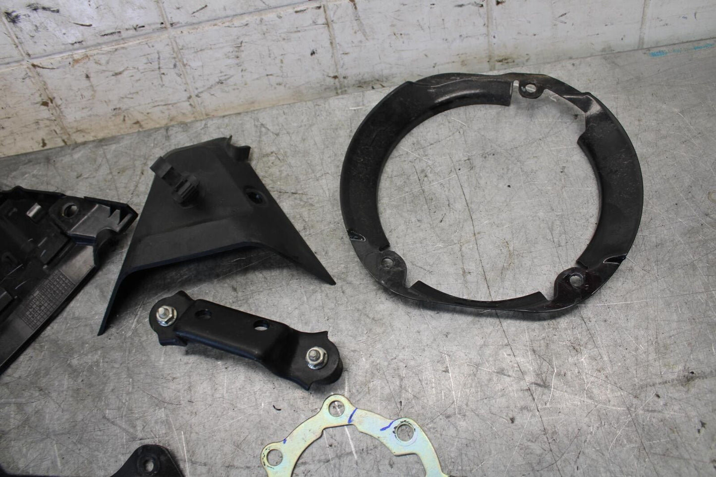 22-23 HUSQVARNA SVARTTPILEN 401 LIGHT TANK BRACKET LEFTOVER BB541