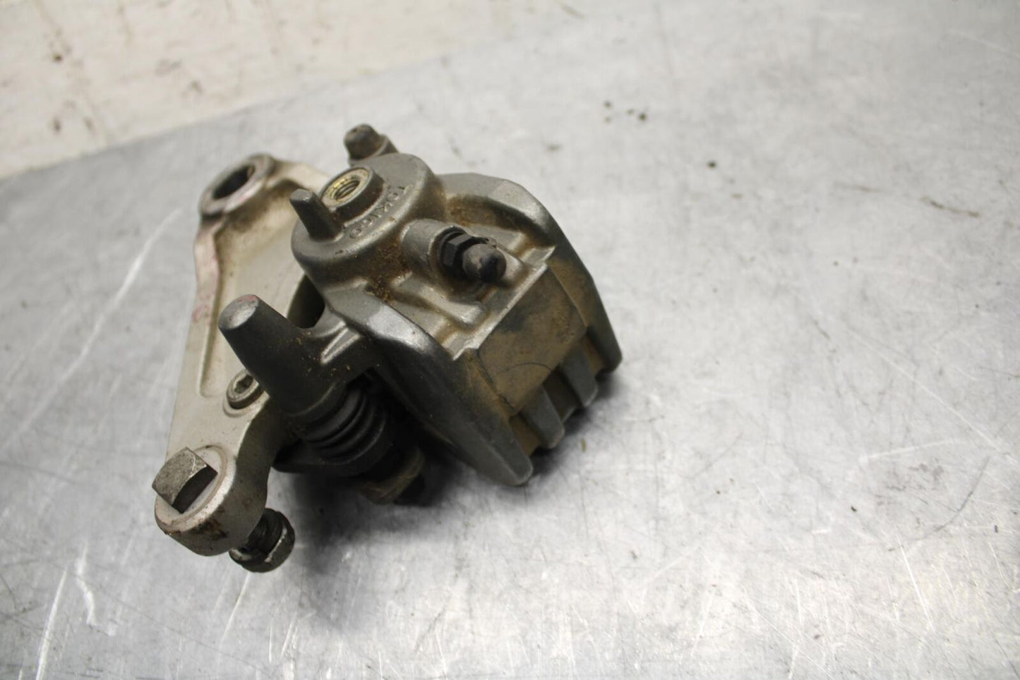 00-01 KAWASAKI ZZR600 REAR BACK BRAKE CALIPER W MOUNT BRACKET BB31