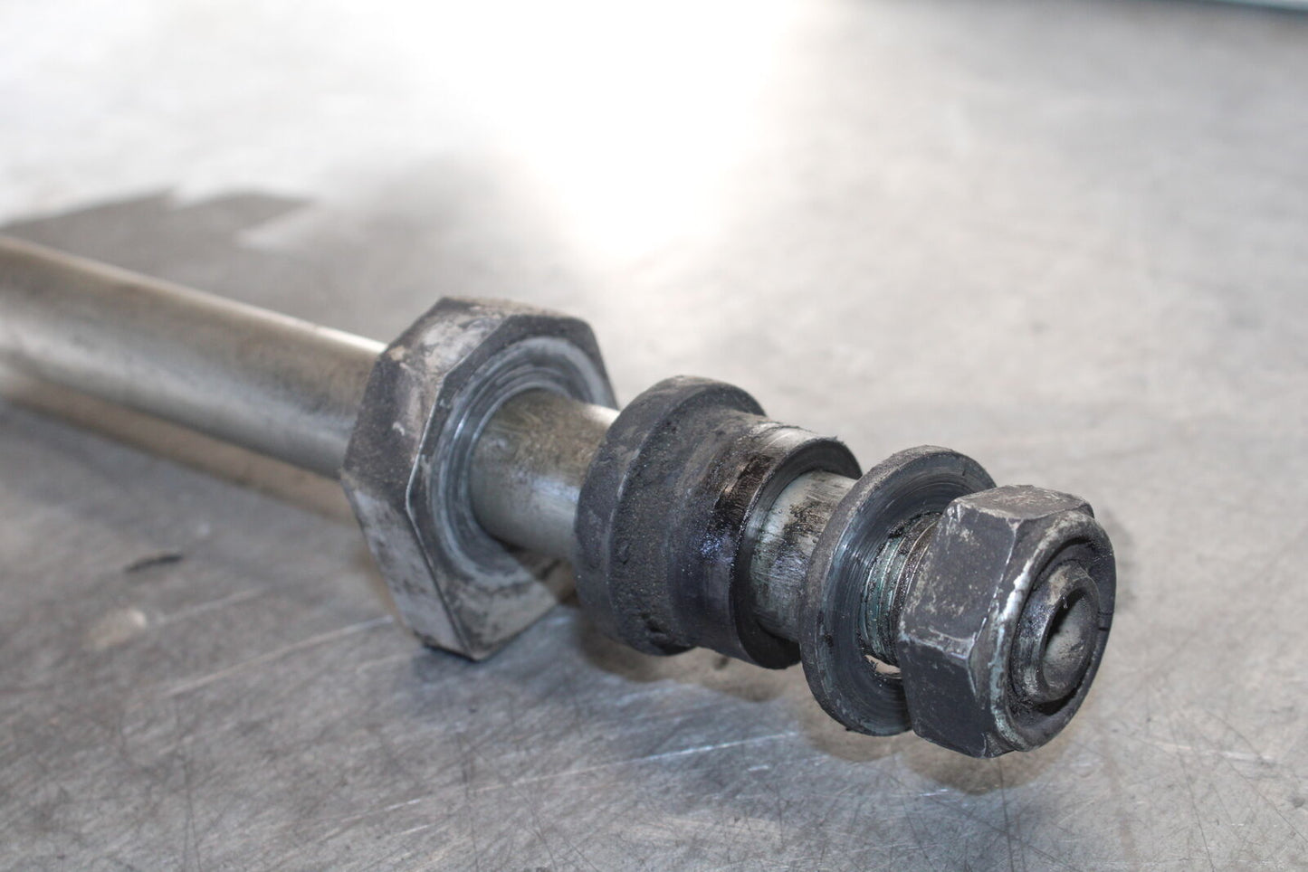 07-08 TRIUMPH DAYTONA 675 REAR AXLE BACK WHEEL RIM PIVOT BOLT AXEL BB685