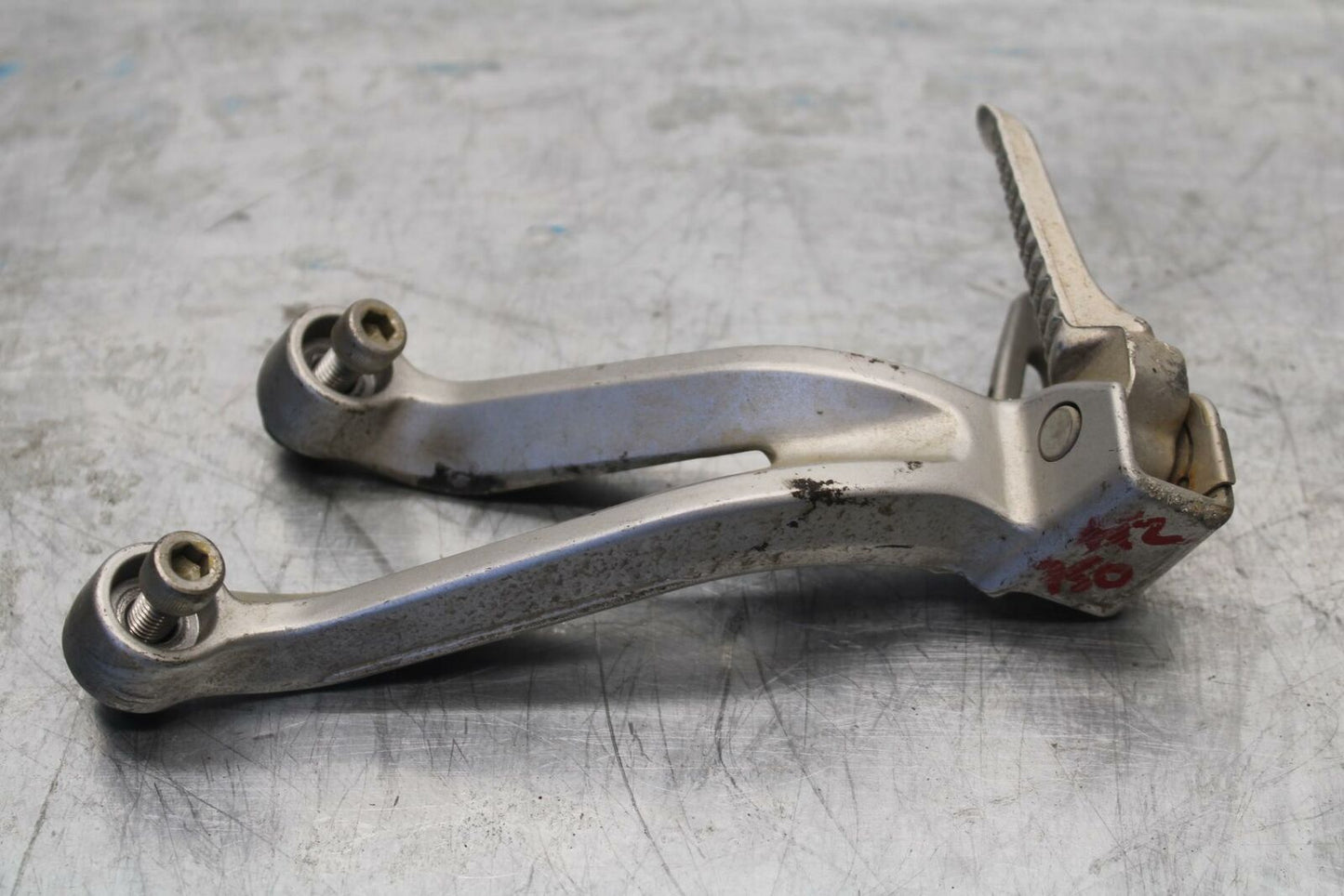 01-02 SUZUKI GSXR750 LEFT REAR BACK PASSENGER PEG BB28