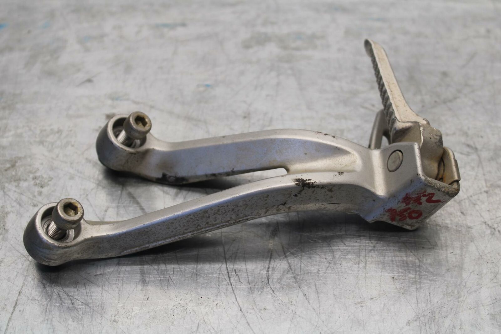 01-02 SUZUKI GSXR750 LEFT REAR BACK PASSENGER PEG BB28