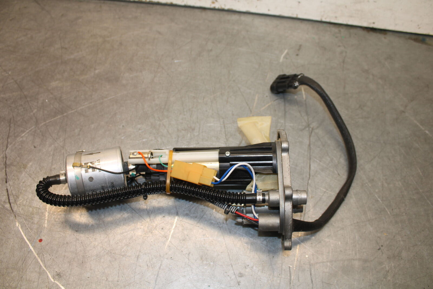 09-11 DUCATI STREETFIGHTER FUEL PUMP GAS PETROL SENDER UNIT BB705