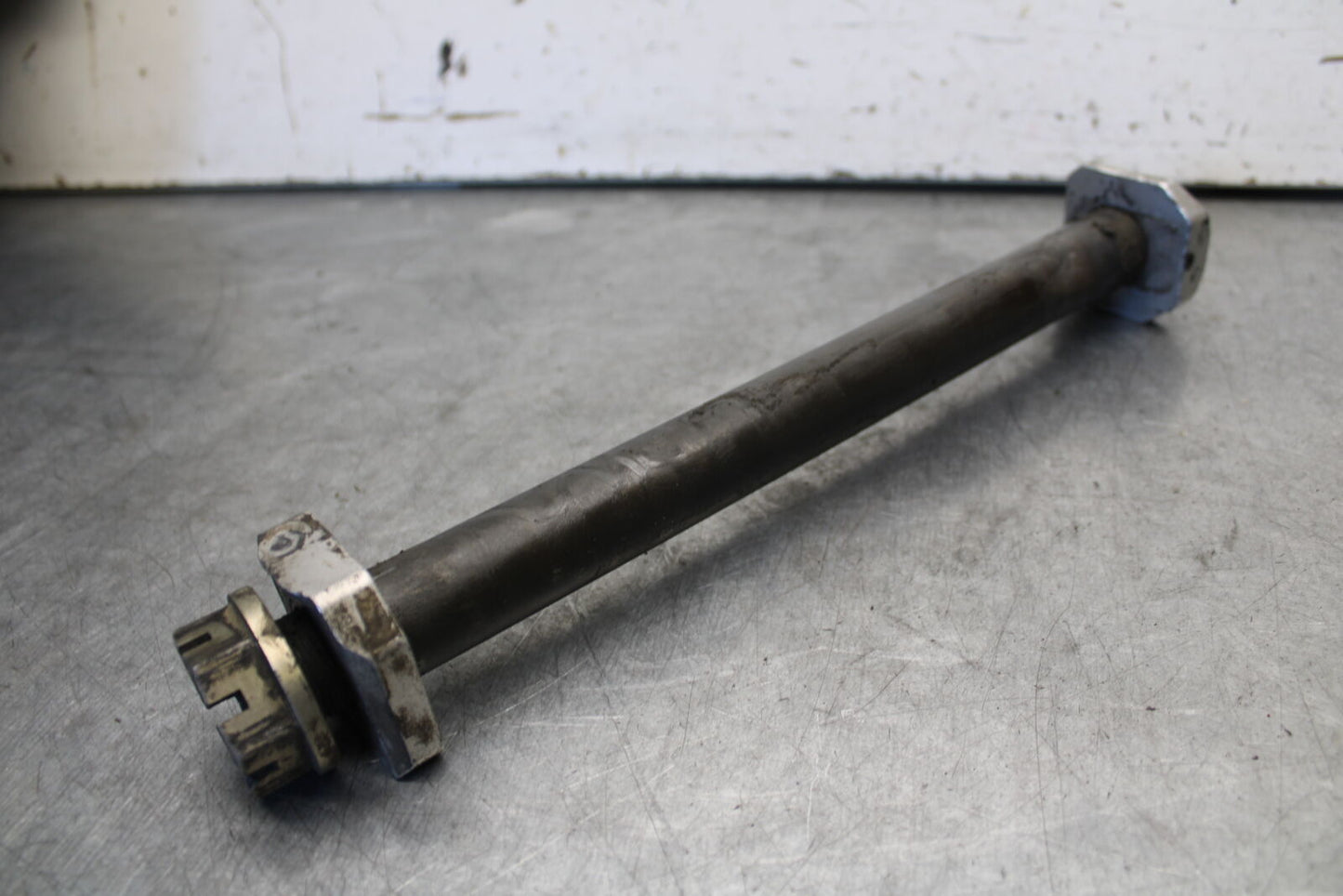 04-05 SUZUKI GSXR600 REAR AXLE BACK WHEEL RIM PIVOT BOLT AXEL 64711-33E10 BB658