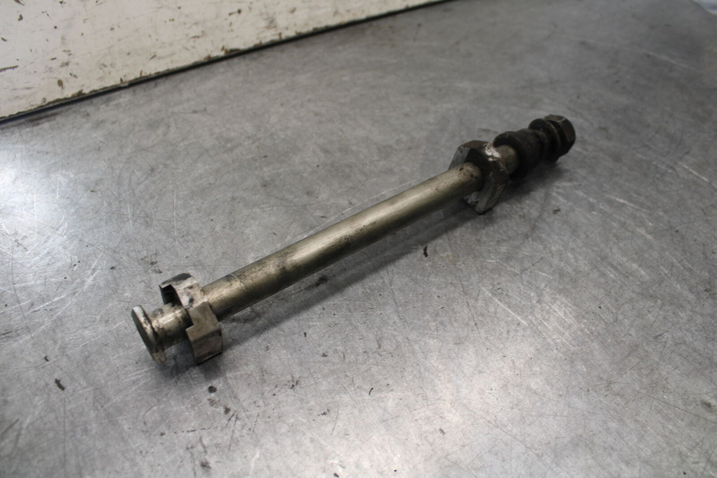 07-08 TRIUMPH DAYTONA 675 REAR AXLE BACK WHEEL RIM PIVOT BOLT AXEL BB685