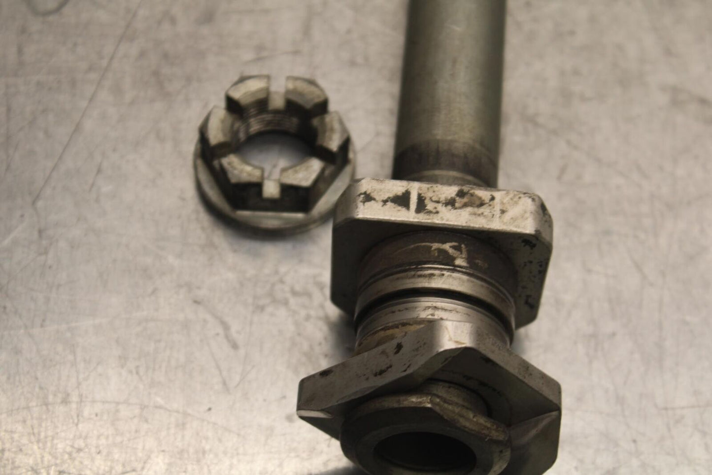 04-05 SUZUKI GSXR750 REAR AXLE BACK WHEEL RIM PIVOT BOLT AXEL 64711-33E10 BB81