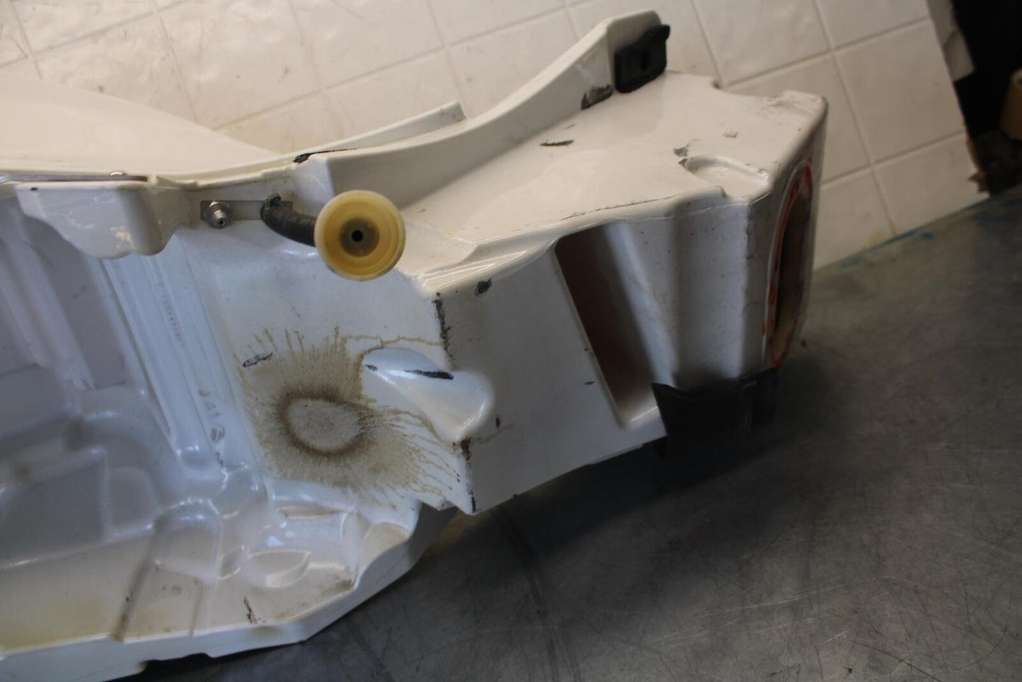 2010 Aprilia RSV1000R WHITE GAS TANK FUEL CELL PETROL RESERVOIR BB513