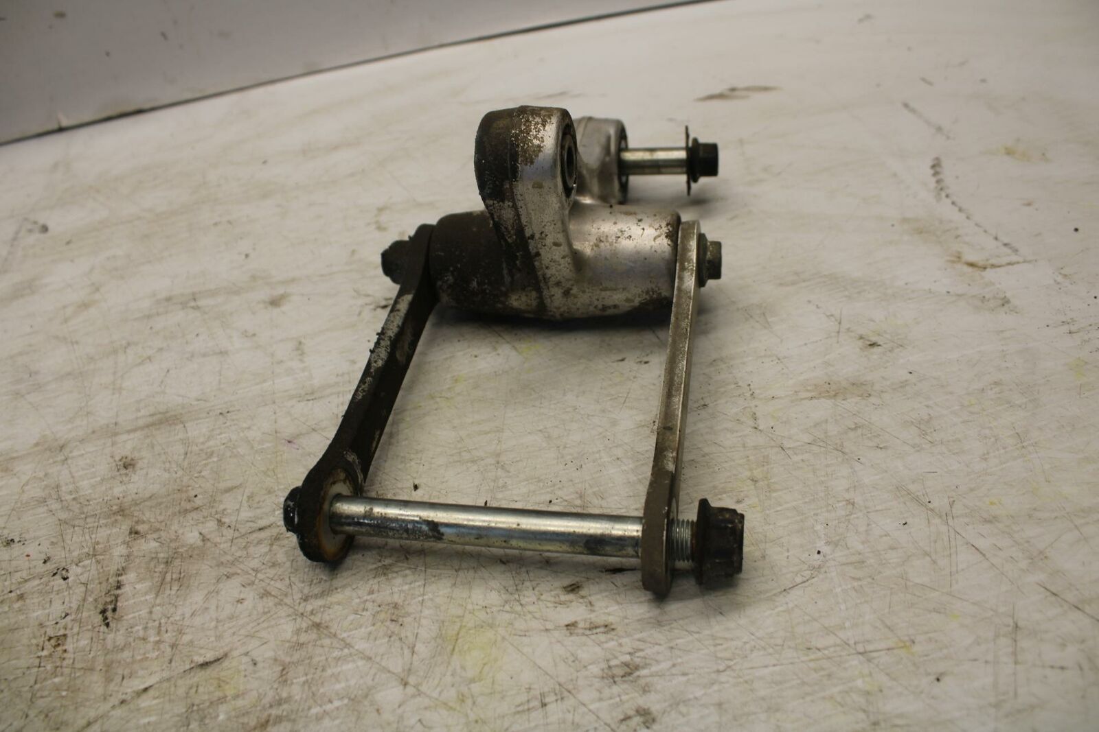 00-07 SUZUKI HAYABUSA REAR DOGBONE SHOCK LINKAGE LINK 62600-24810 BB281