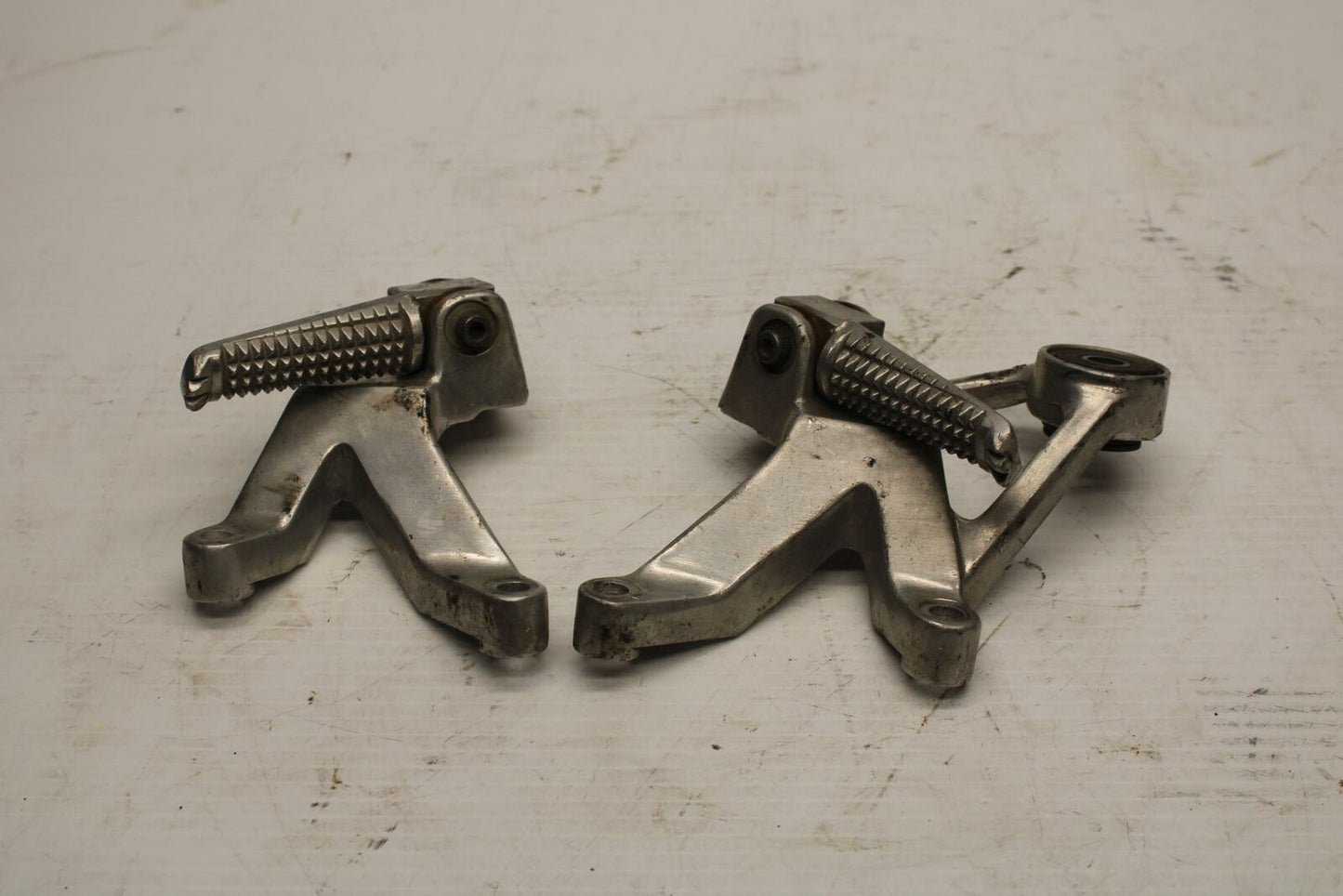 96 YAMAHA YZF750R REAR BACK PASSENGER PEG SET PAIR BB237 B