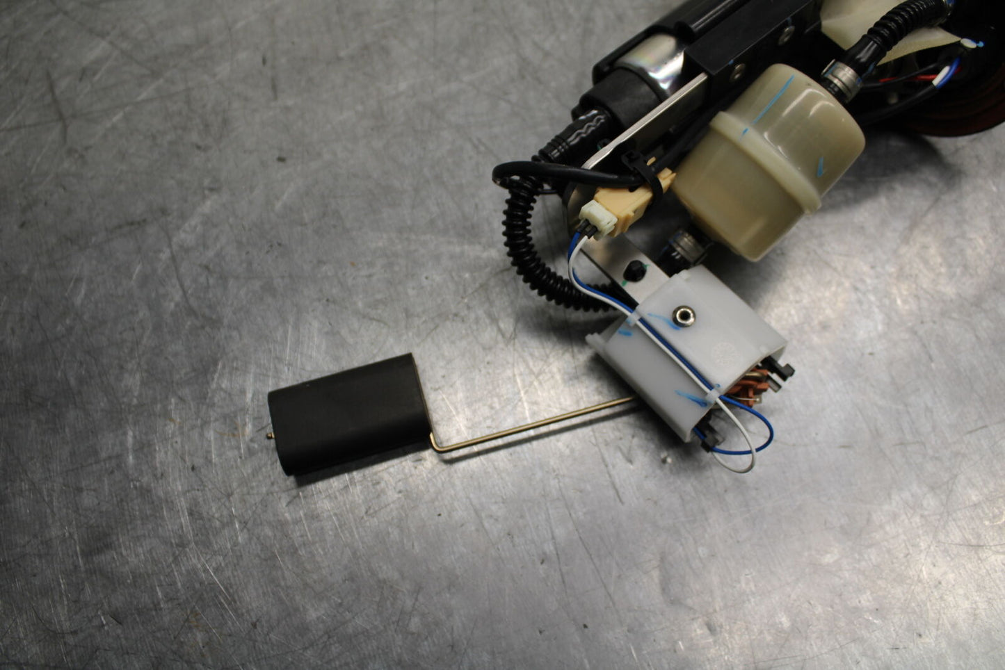 21-24 APRILIA TUONO 660 FACTORY FUEL PUMP GAS PETROL SENDER UNIT BB733