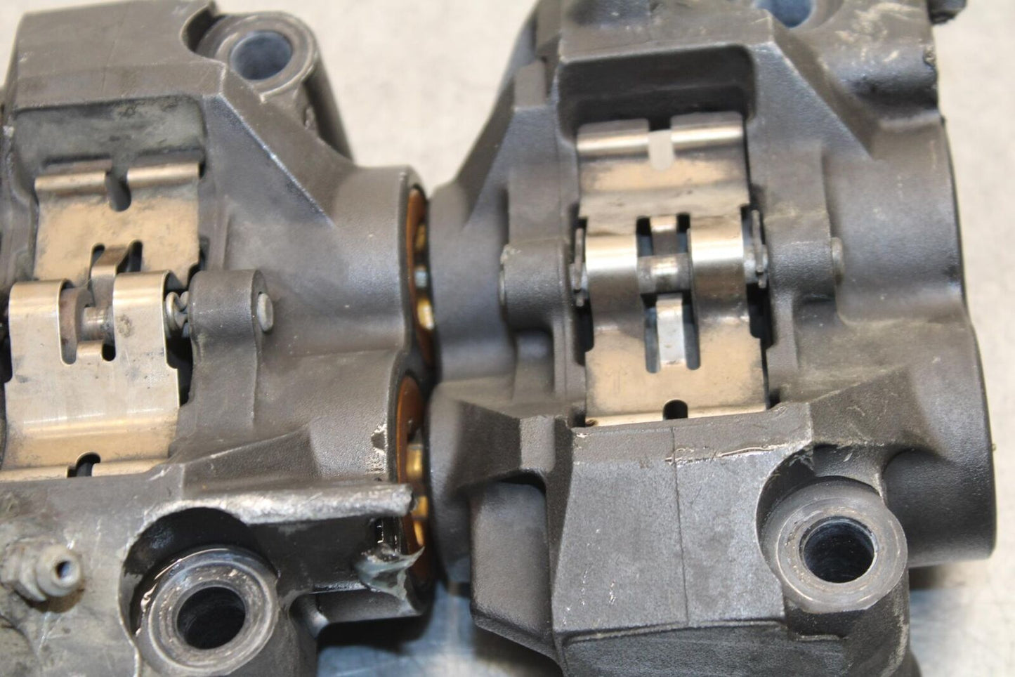 05 YAMAHA YZF R6S RIGHT LEFT FRONT BRAKE CALIPER SET PAIR CALIPERS (SET A)BB600