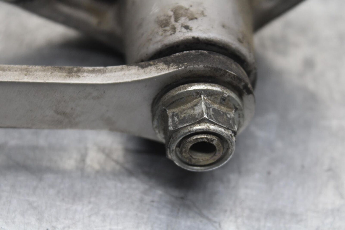 04-05 SUZUKI GSXR750 REAR DOGBONE SHOCK LINKAGE LINK 62600-35880 BB81