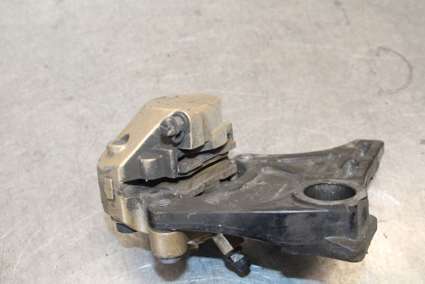 04 SUZUKI GSXR600 REAR BACK BRAKE CALIPER W MOUNT BRACKET 69100-18G00-999 BB676