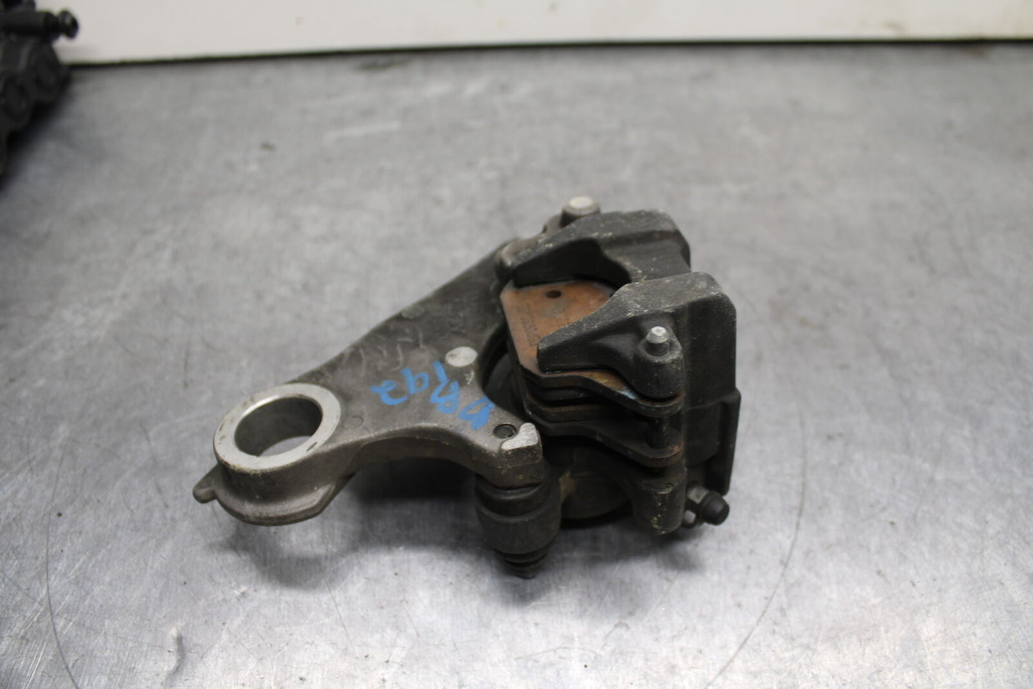09-14 YAMAHA YZF R1 REAR BACK BRAKE CALIPER W MOUNT BRACKET BB118