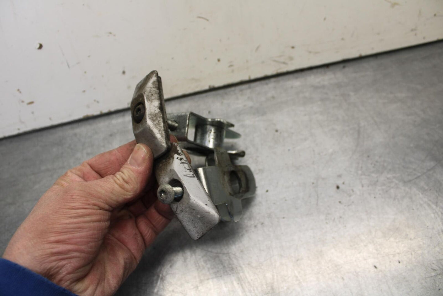 1995 Suzuki RF600R SWINGARM CHAIN TENSIONER ADJUSTMENT BRACKETS BB615