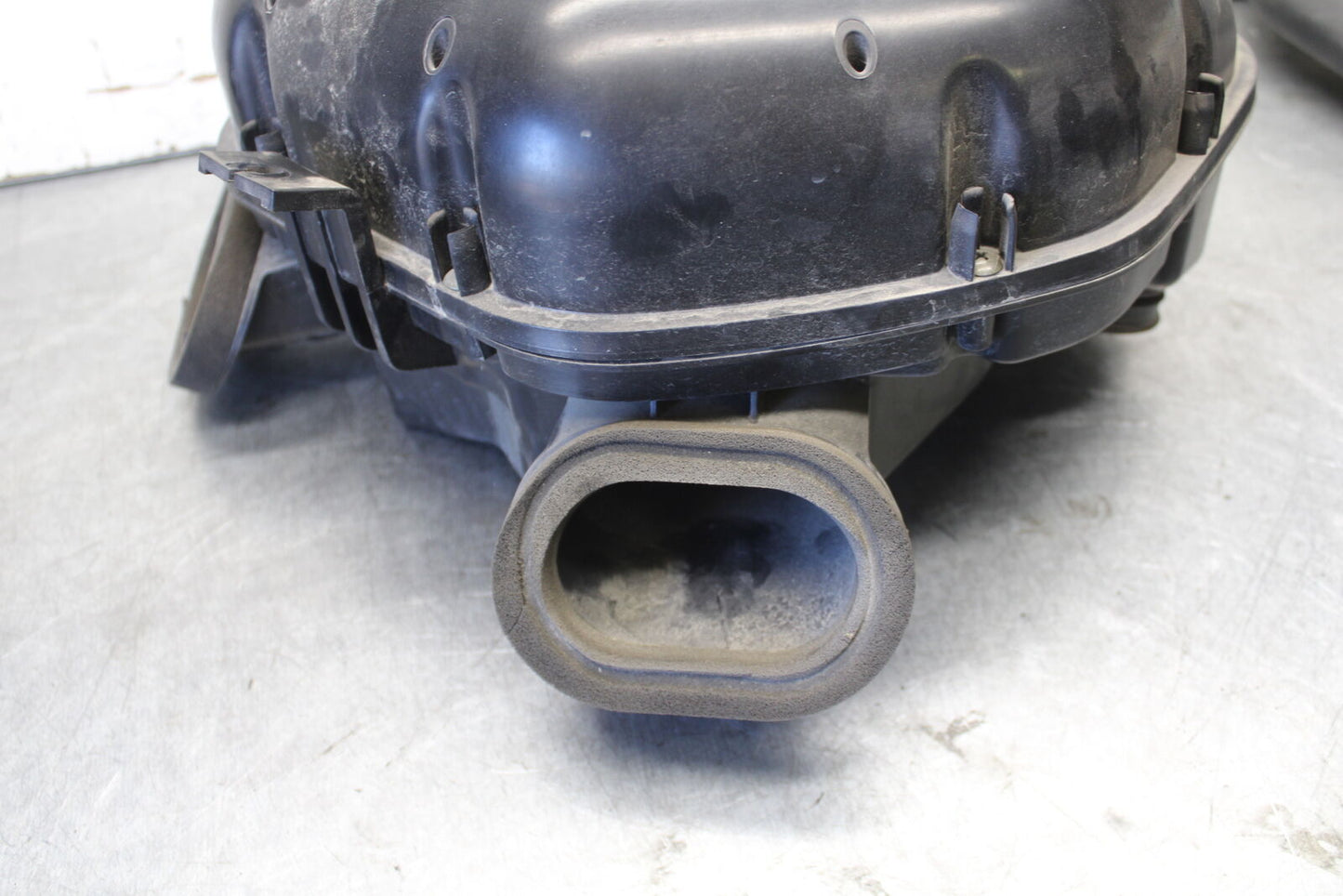04 SUZUKI GSXR600 AIRBOX AIR INTAKE FILTER BOX 13700-29G00 BB676