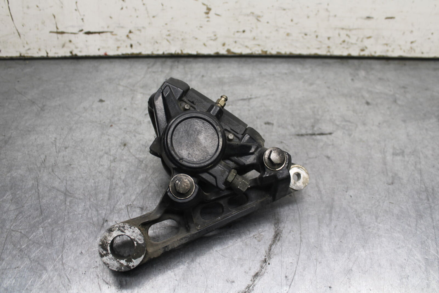96-07 YAMAHA YZF600R REAR BACK BRAKE CALIPER W MOUNT BRACKET BB746