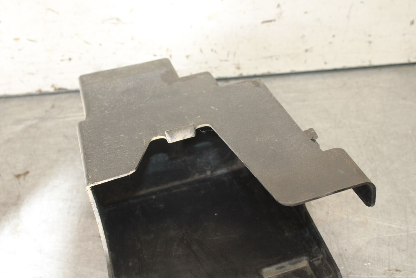01-06 TRIUMPH TIGER 955I REAR BACK TAIL UNDERTAIL BATTERY TRAY PLASTIC BB693