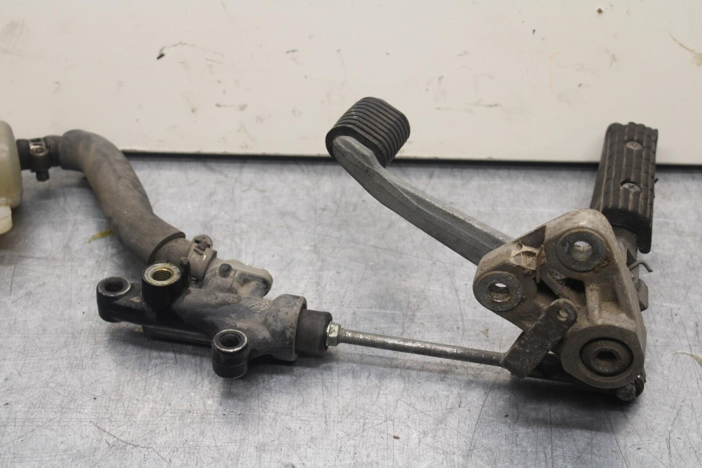 1988 Yamaha FZ600 RIGHT REARSET REAR SET DRIVER FOOT PEG REST STOP BB601