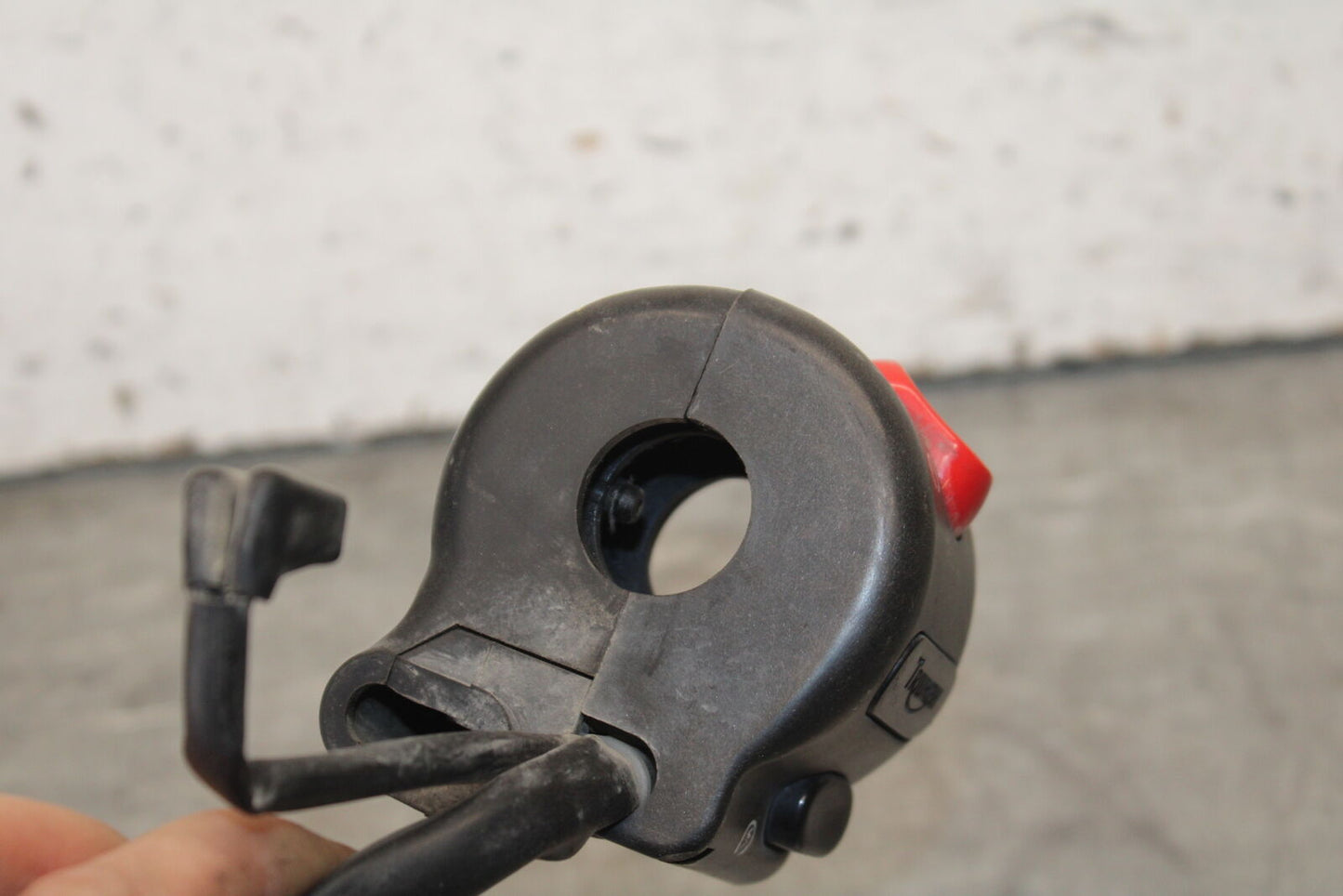 01-06 TRIUMPH TIGER 955I RIGHT CLIP ON HANDLE KILL OFF START SWITCH BB693