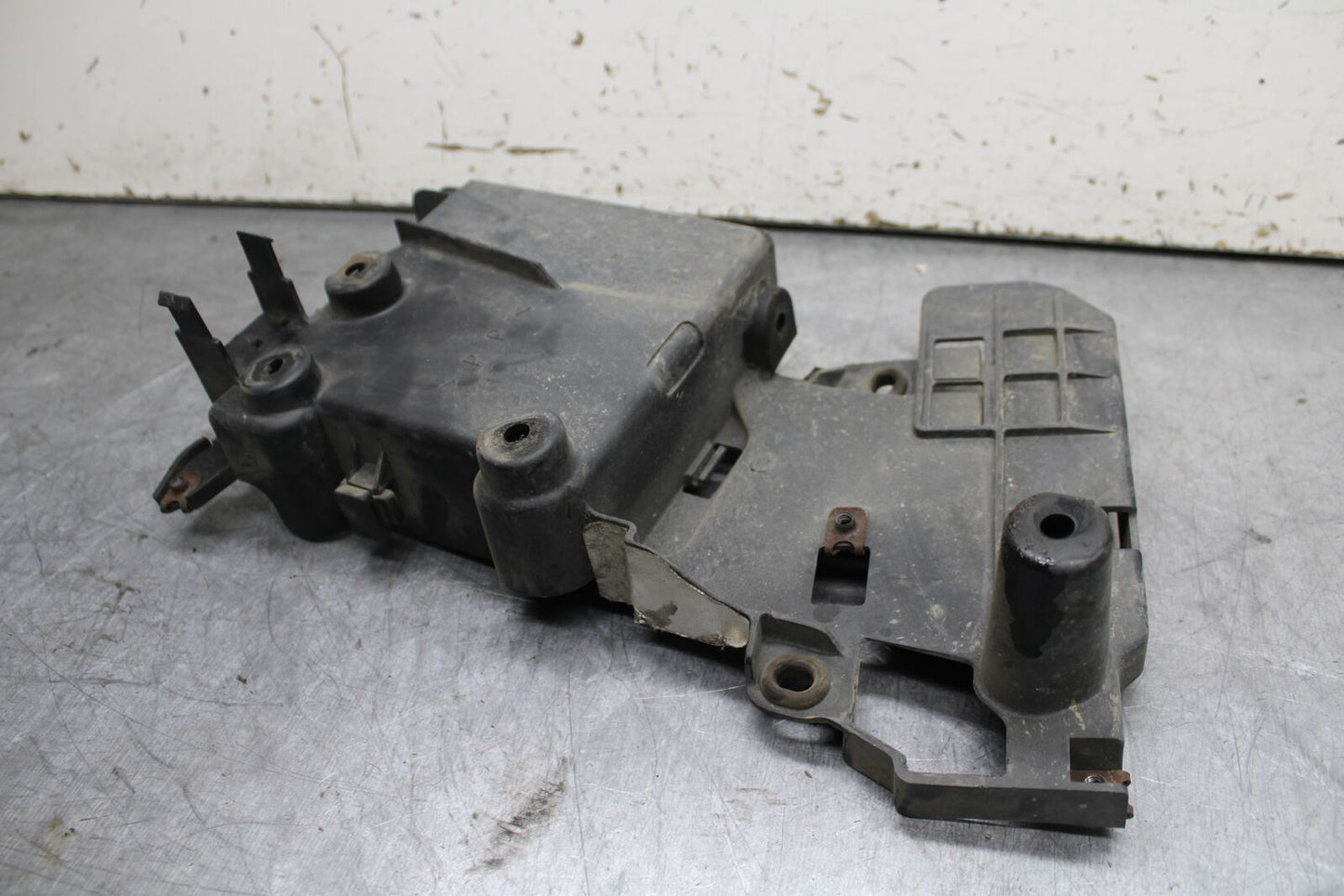 99-00 YAMAHA V STAR 1100 BATTERY TRAY BOX HOLDER BB711