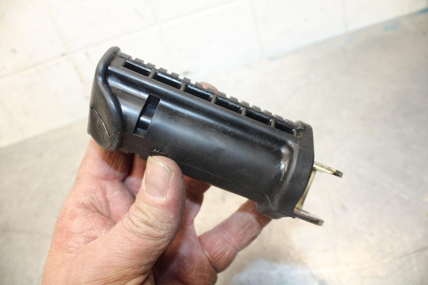 1983 Suzuki GS1100E RIGHT FRONT FOOT REST PEG STEP 43550-34501 BB37