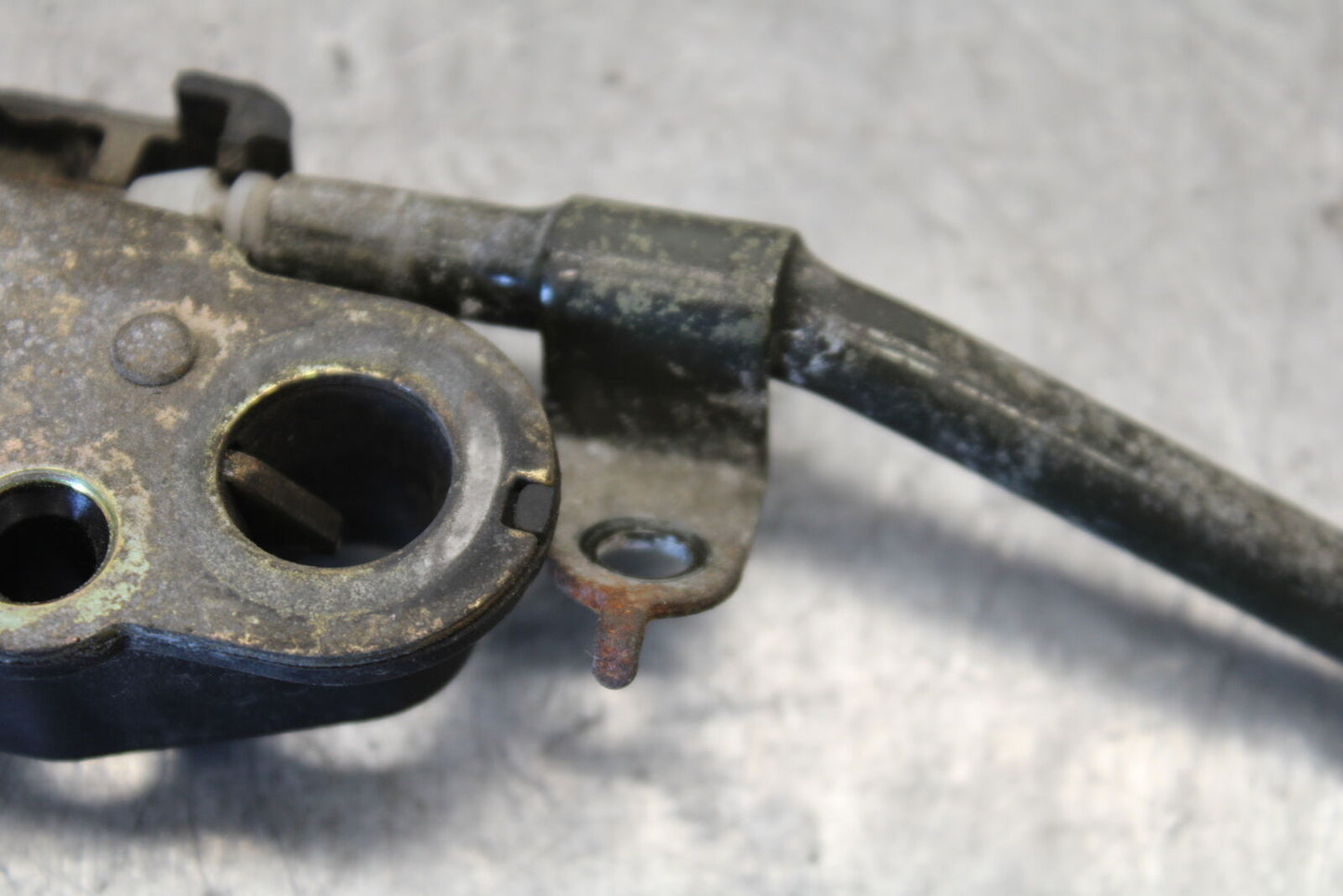 03-07 SUZUKI SV1000S REAR PASSENGER SEAT LATCH LOCK ASSEMBLY BB657