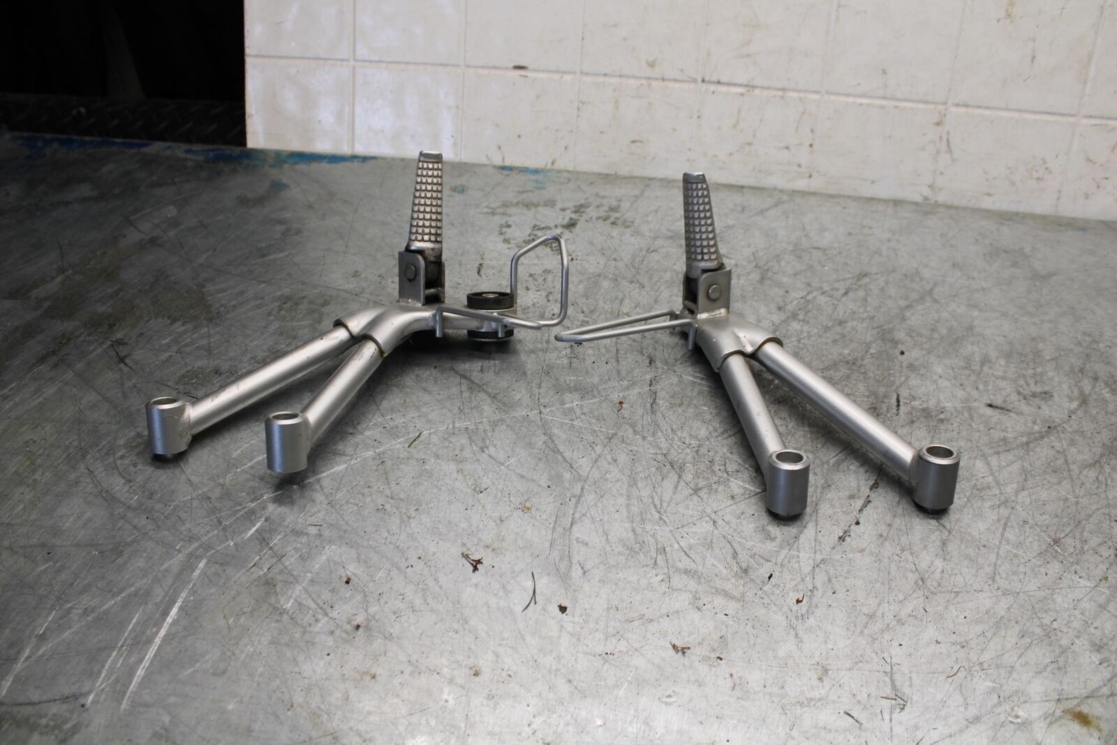 01-05 SUZUKI BANDIT 1200S GSF1200S REAR BACK PASSENGER PEG SET PAIR BB428