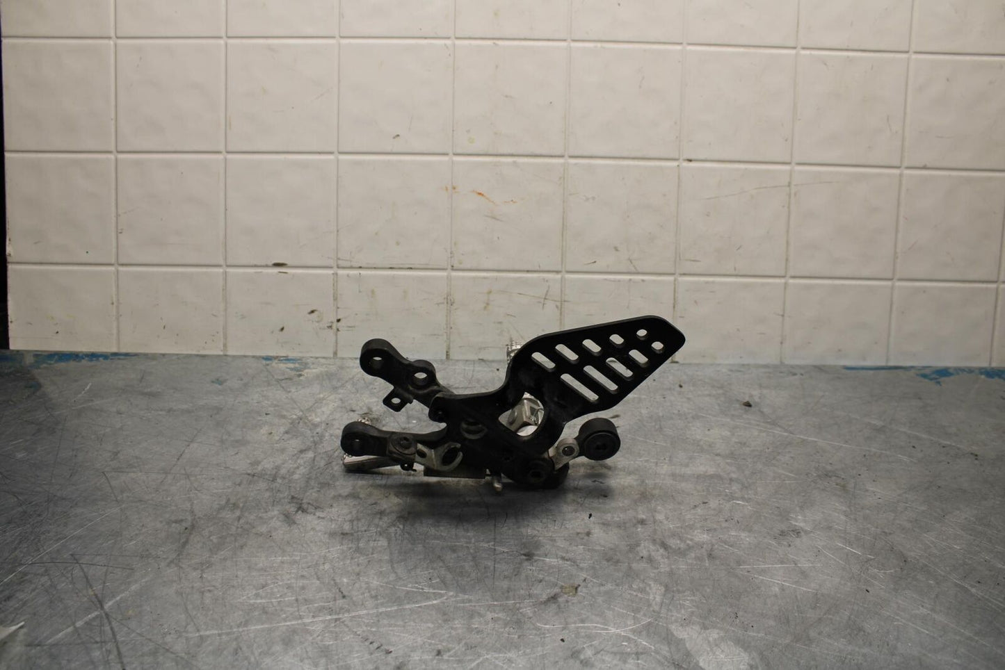 08-16 YAMAHA YZF R6 RIGHT REARSET REAR SET DRIVER FOOT PEG REST STOP BB443