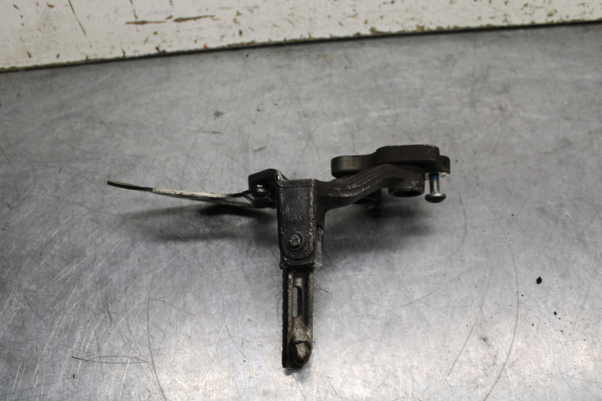 06-07 SUZUKI GSXR 600 LEFT REARSET REAR SET DRIVER FOOT PEG REST STOP BB737