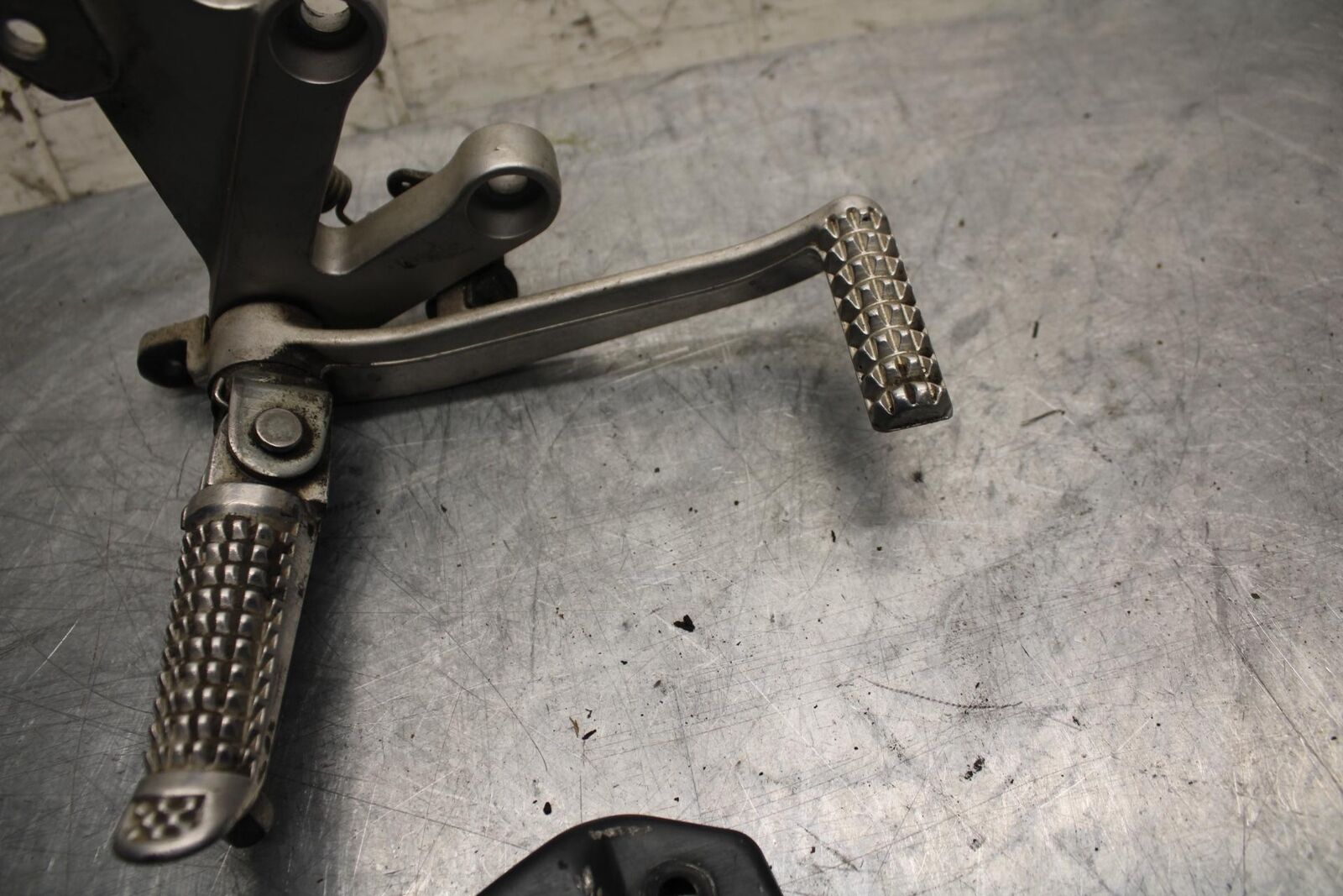 02-03 SUZUKI GSXR750 RIGHT REARSET REAR SET DRIVER FOOT PEG PEDAL BB14