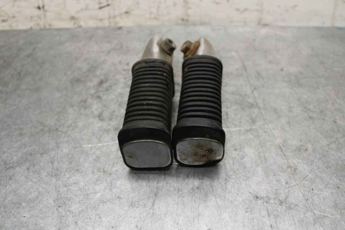 1982 Suzuki GS1100ES REAR BACK PASSENGER PEG SET PAIR BB55