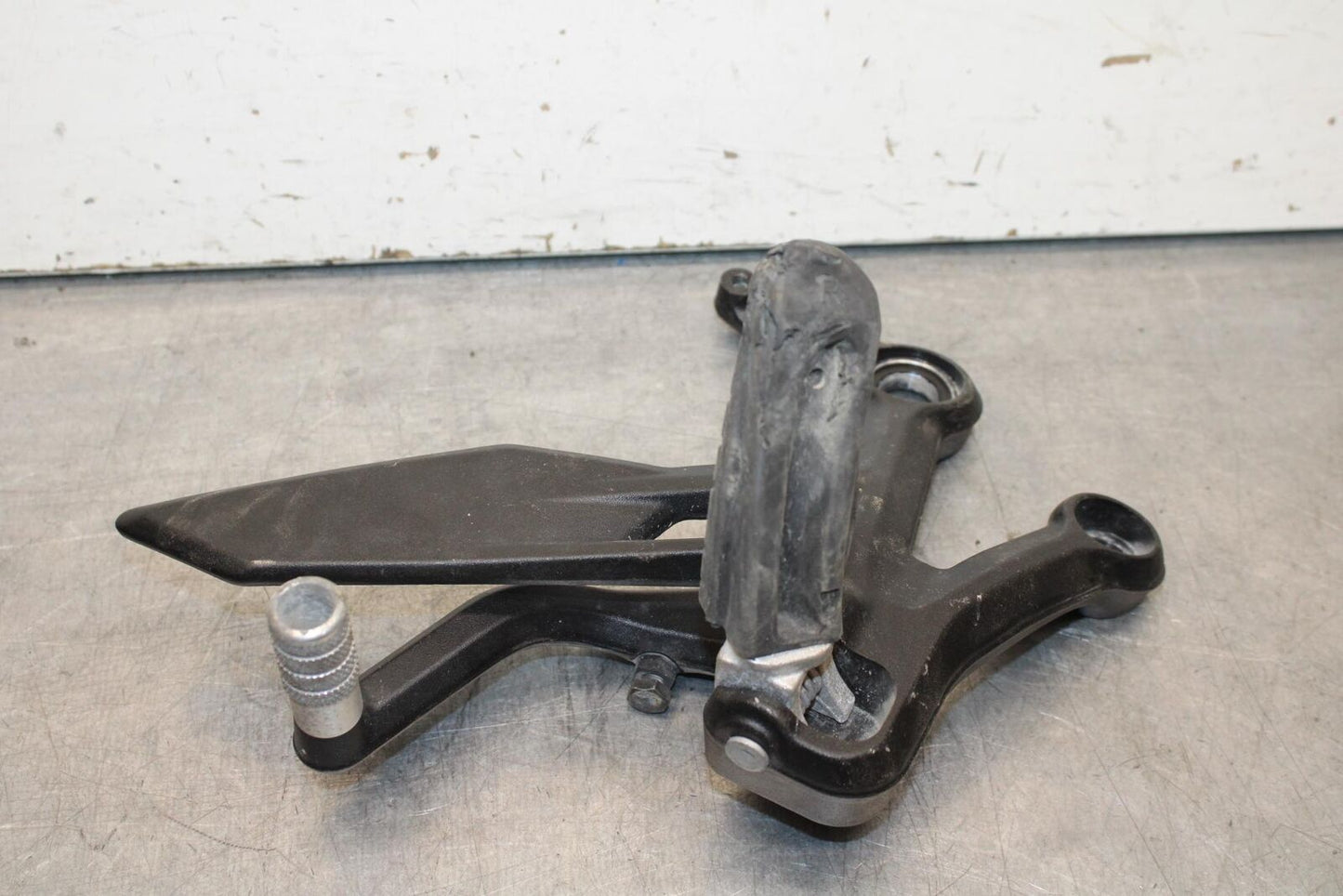 20-24 KTM 890 DUKE R RIGHT REARSET REAR SET DRIVER FOOT PEG REST STOP BB627