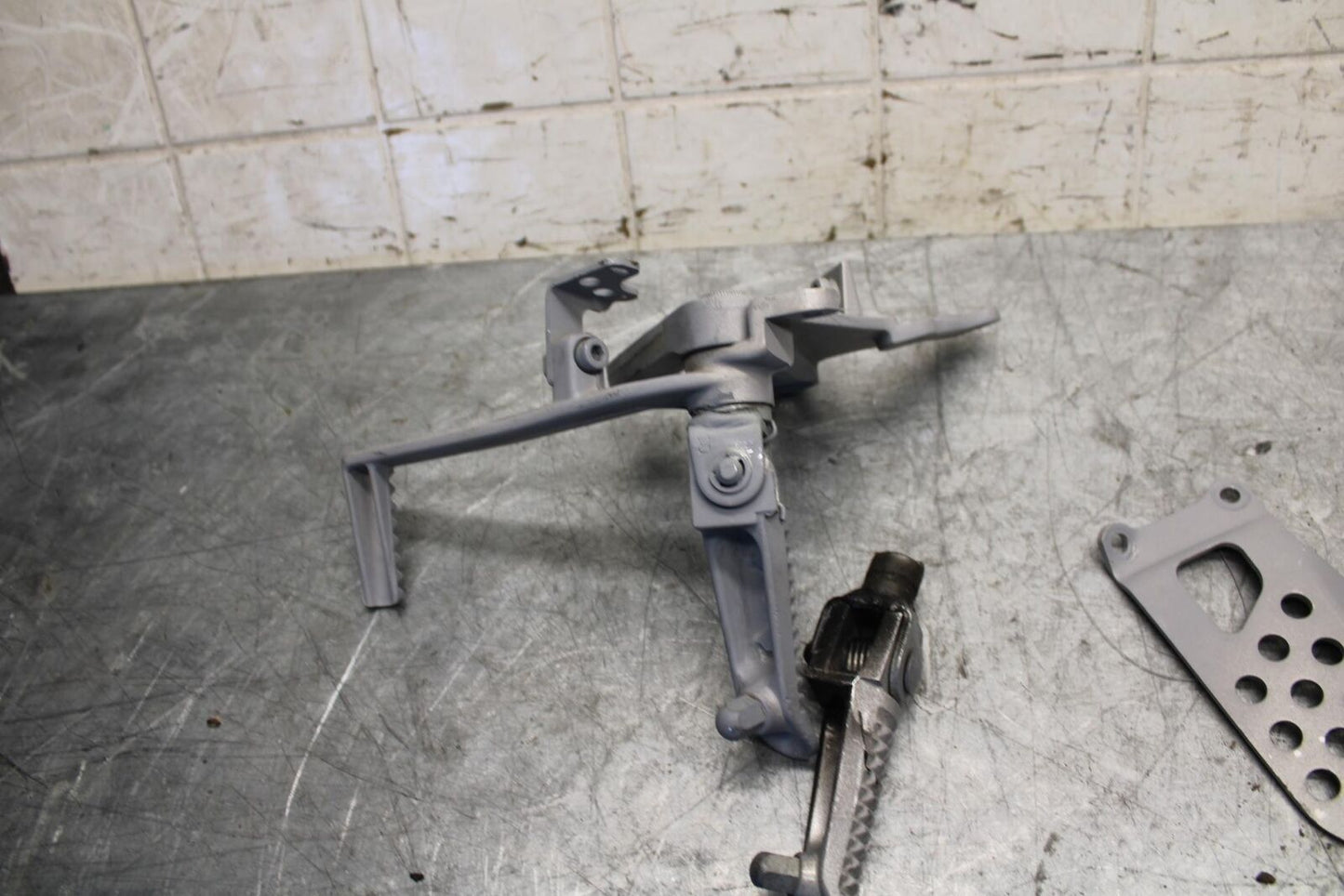 2004 Suzuki GSXR600 LEFT RIGHT REARSET REAR SET DRIVER PEG BRACKETS MOUNTS BB528