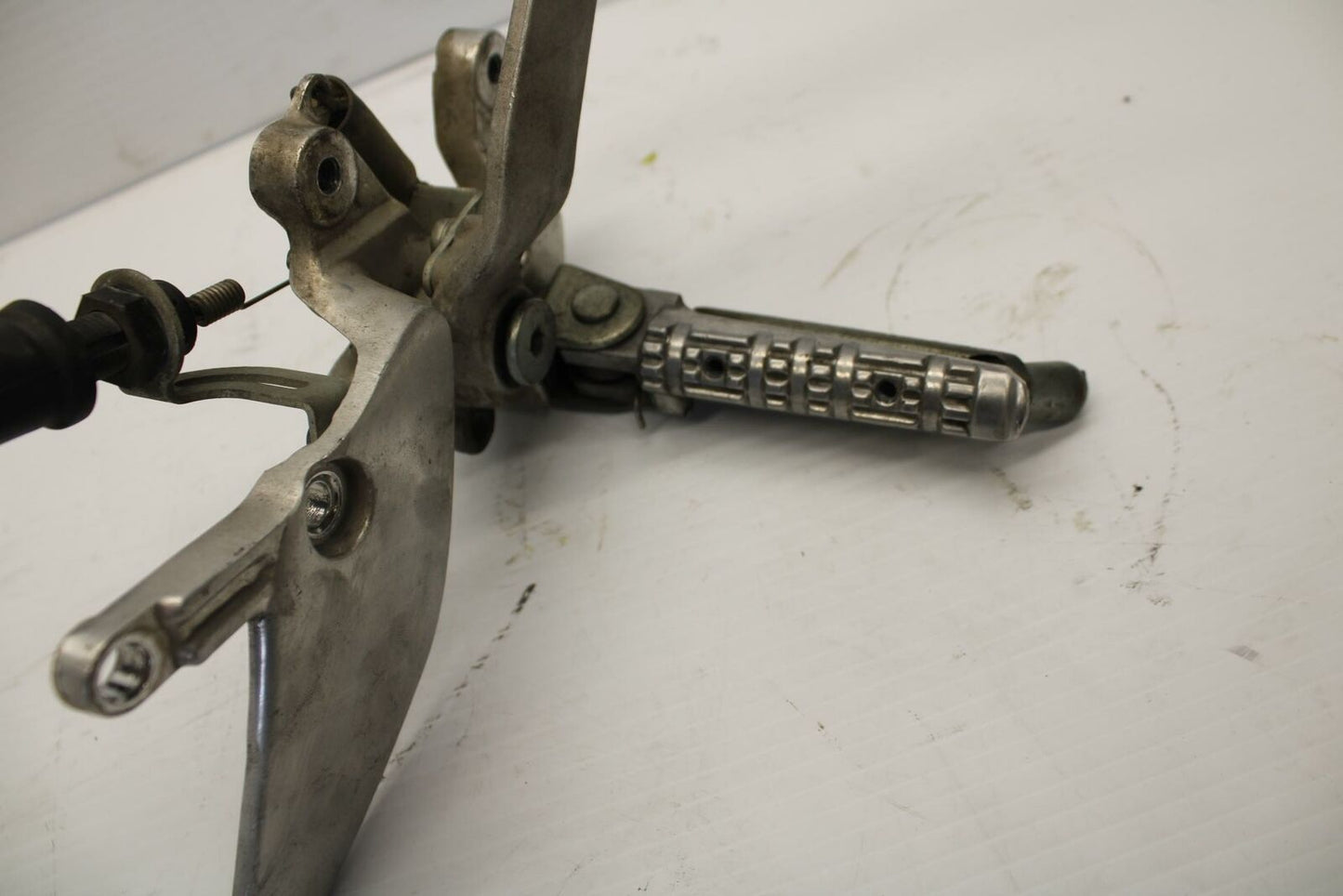 96 YAMAHA YZF750R RIGHT REARSET BRAKE DRIVER FOOT PEG REST STOP BB237