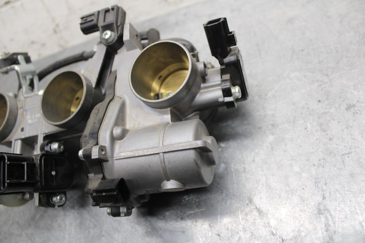 2015 Yamaha FJ09 MAIN FUEL INJECTORS / THROTTLE BODIES BB41