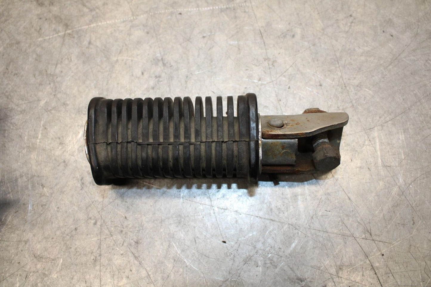 1982 Suzuki GS1100ES REAR BACK PASSENGER PEG SET PAIR BB55