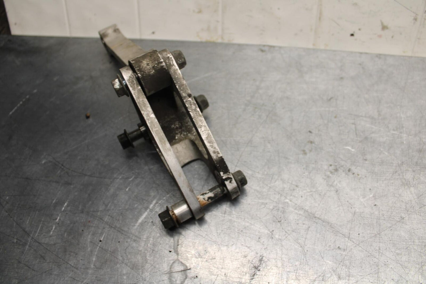 98-99 YAMAHA YZF R1 REAR DOGBONE SHOCK LINKAGE LINK 4XV-2217A-00-00 BB74