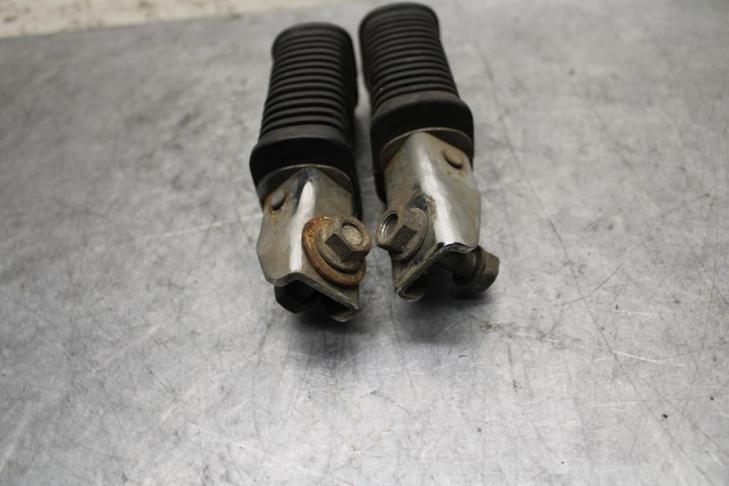 1982 Suzuki GS1100ES REAR BACK PASSENGER PEG SET PAIR BB55